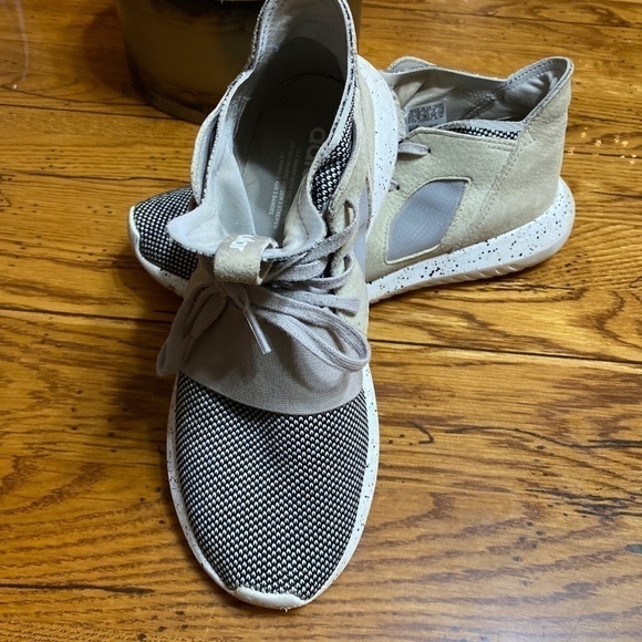 Adidas Tubular Gray/Beige Two Tone Shoes PYV702001 Size 7 1 /2 Pre-Owner. - Picture 8 of 8